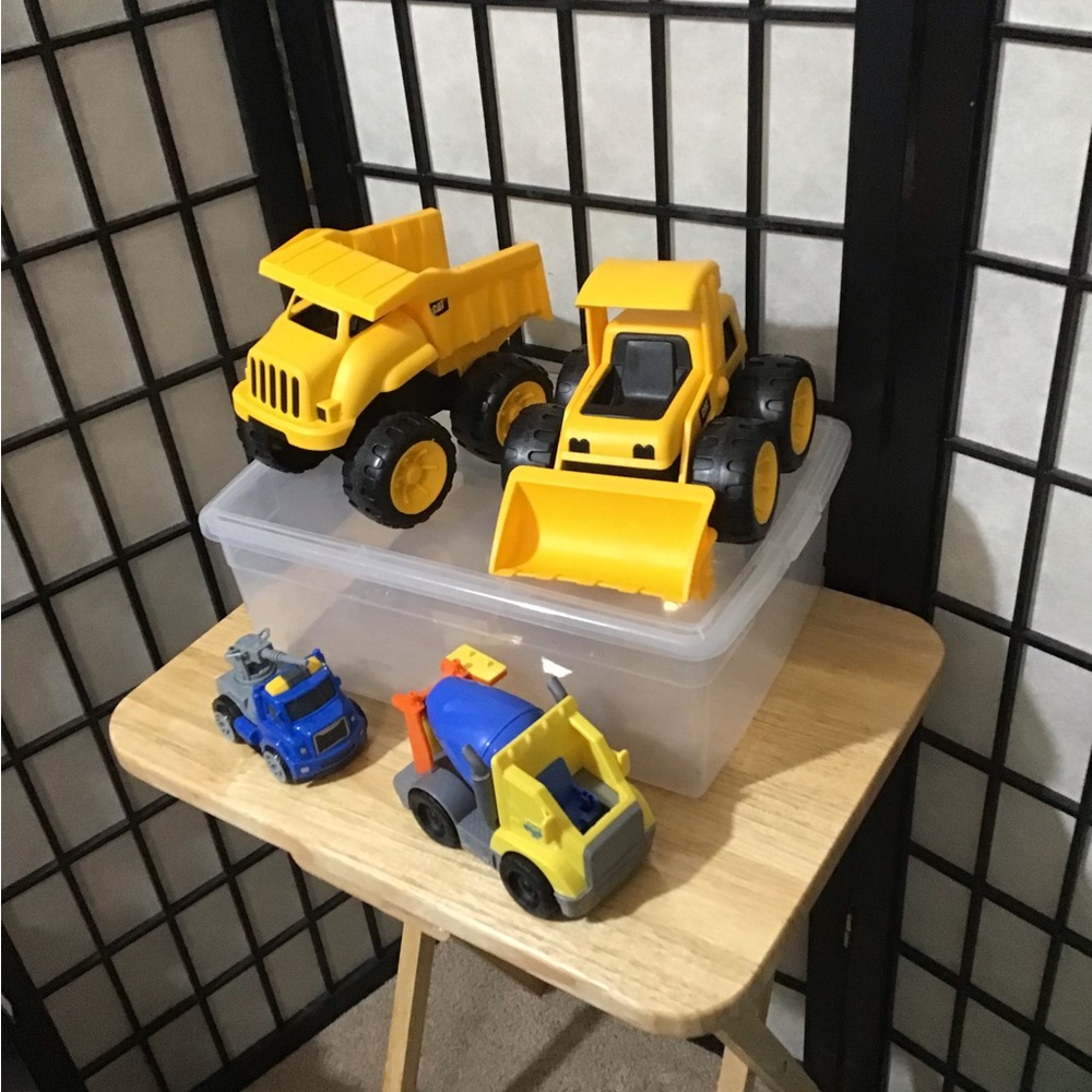2pcs CAT Models Pushdozer & Dump Trucks/Blippi Cement Truck, Waterhose truck